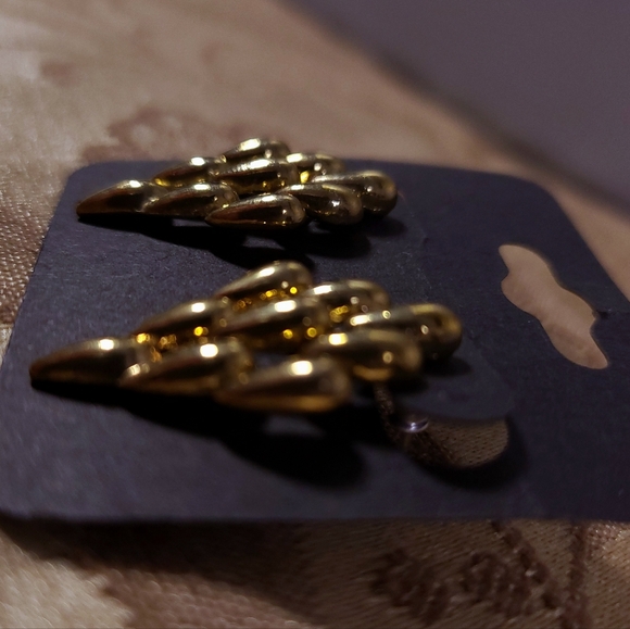 Gold Tone Teardrop Cluster Earrings - Picture 4 of 7